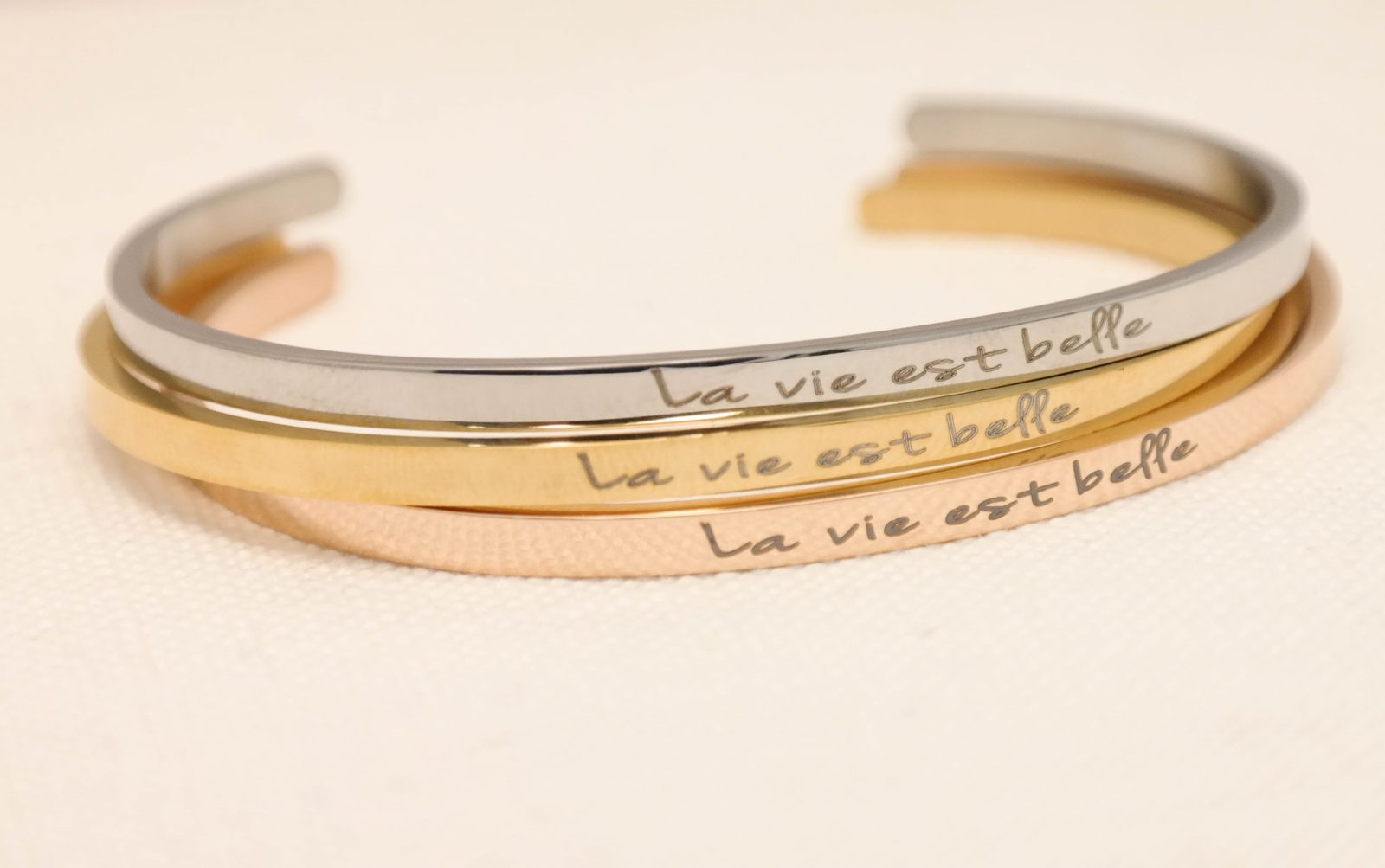 Bracelet semi-rigide gravé personnalisé disponible en trois couleurs élégantes