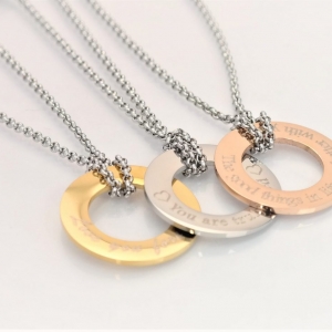 Pendentif "Rondelle" avec chaîne dernière tendance disponible en trois couleurs