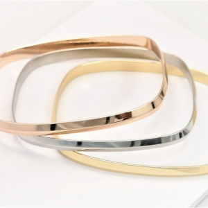 Original personalized rectangular bracelet available in three beuatiful colours