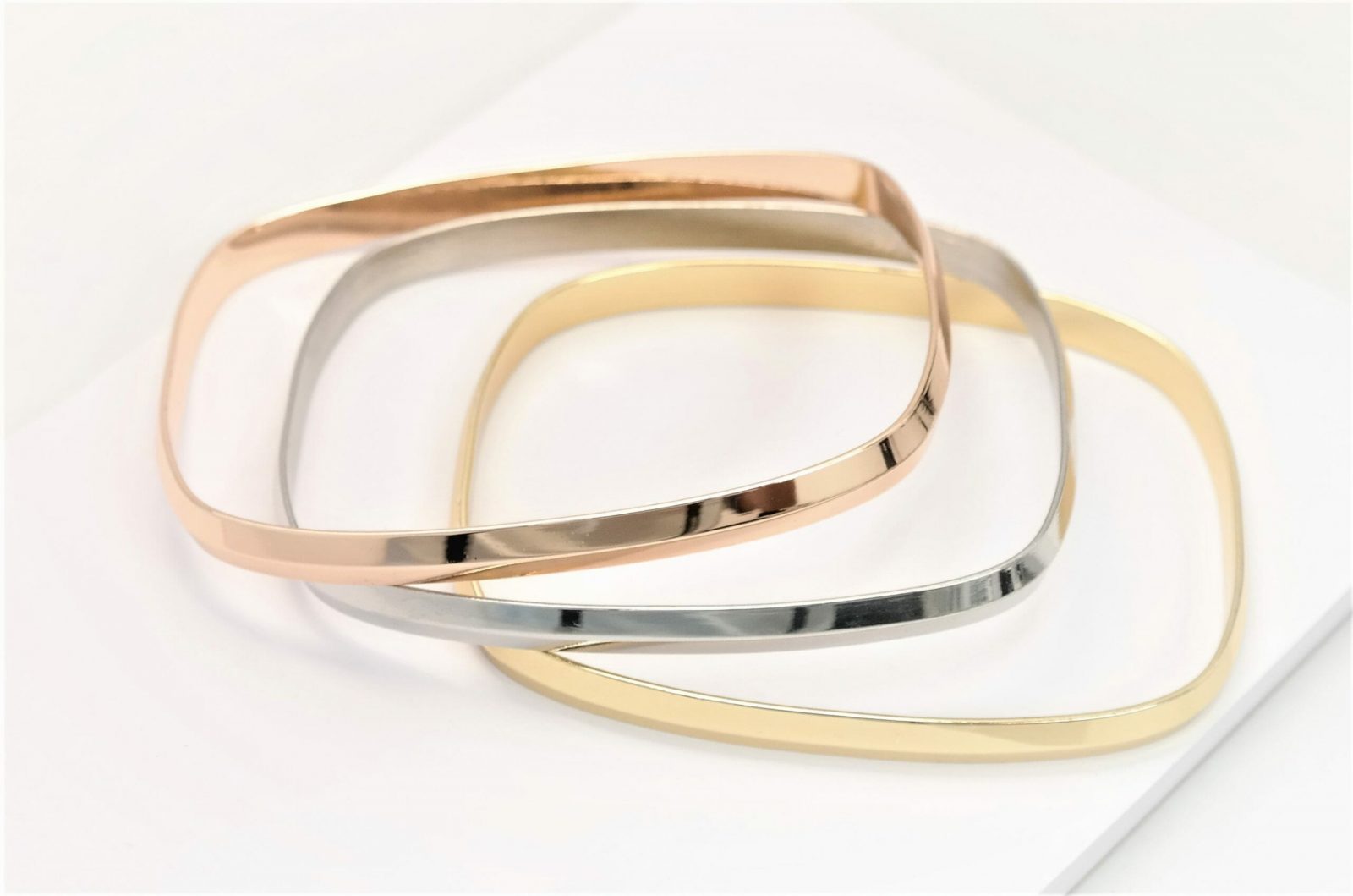 Original personalized rectangular bracelet available in three beuatiful colours