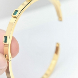 Bracelet avec pierres baguette ou pierres rondes incrustées