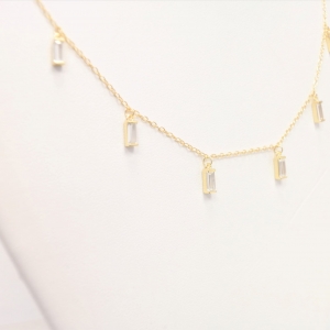Fabuleux Collier en plaqué or avec pendentifs de bâtonnets